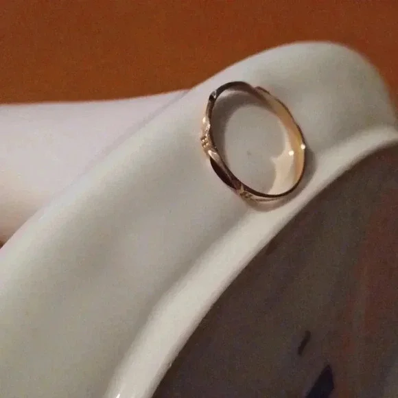 New yellow tone wedding band - Picture 4 of 7